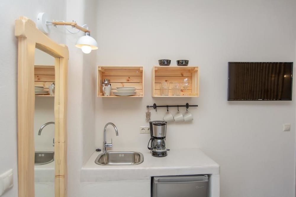 Ampelos Residence 12/20