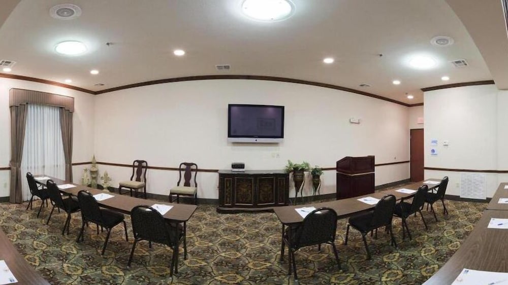 Holiday Inn Express and Suites Woodward Hwy 270 43/46
