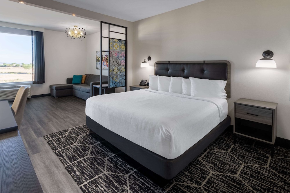 La Quinta Inn and Suites by Wyndham Maricopa Copper Sky 10/30