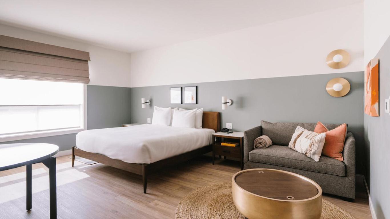 Mountain View 1 King Bed + Queen Sofa