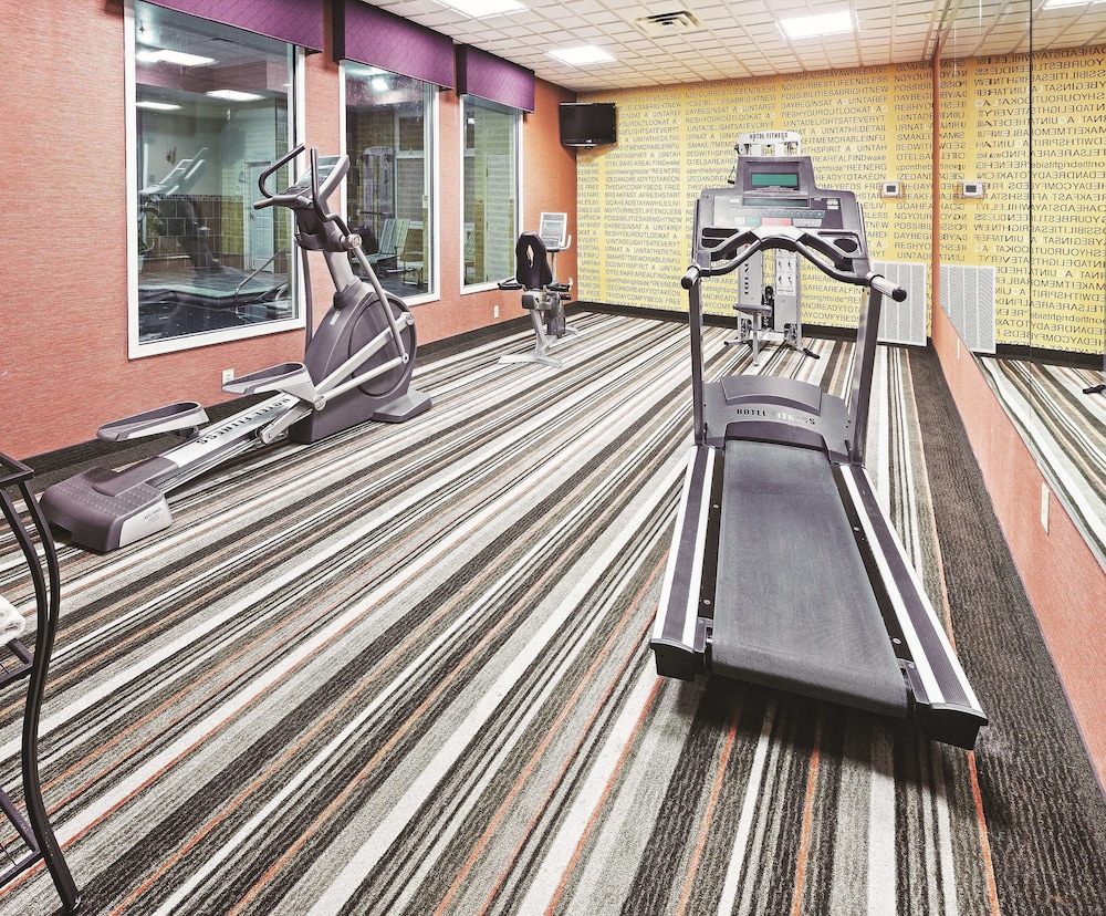 La Quinta Inn and Suites by Wyndham Ft. Worth - Burleson 28/53