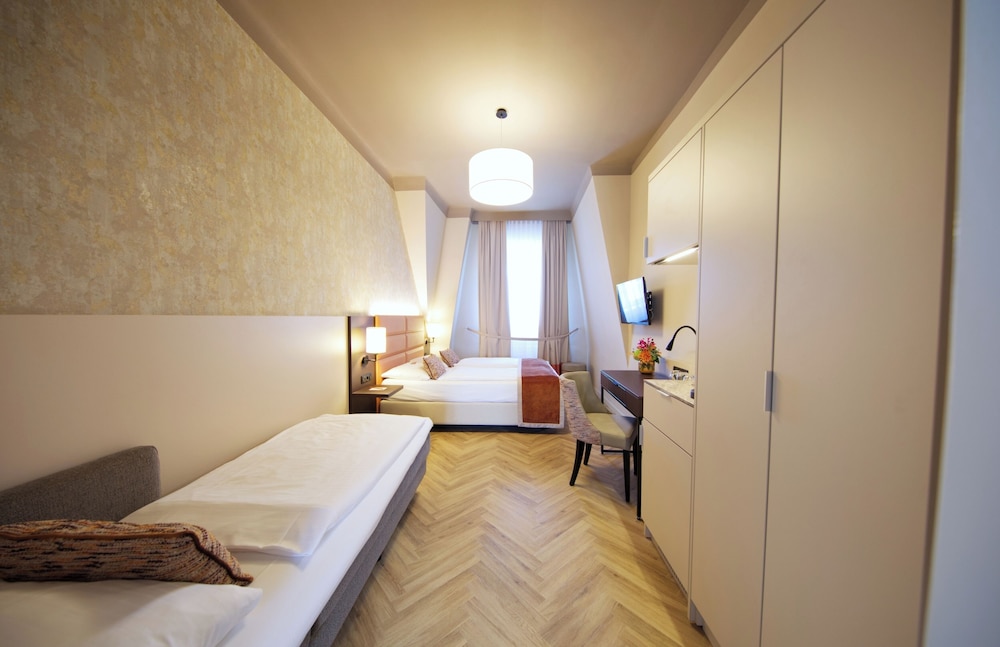 غرفة قياسية ثلاثية بسريرين منفصلين مع أريكة، HOTEL DREI KRONEN VIENNA CITY 8/10