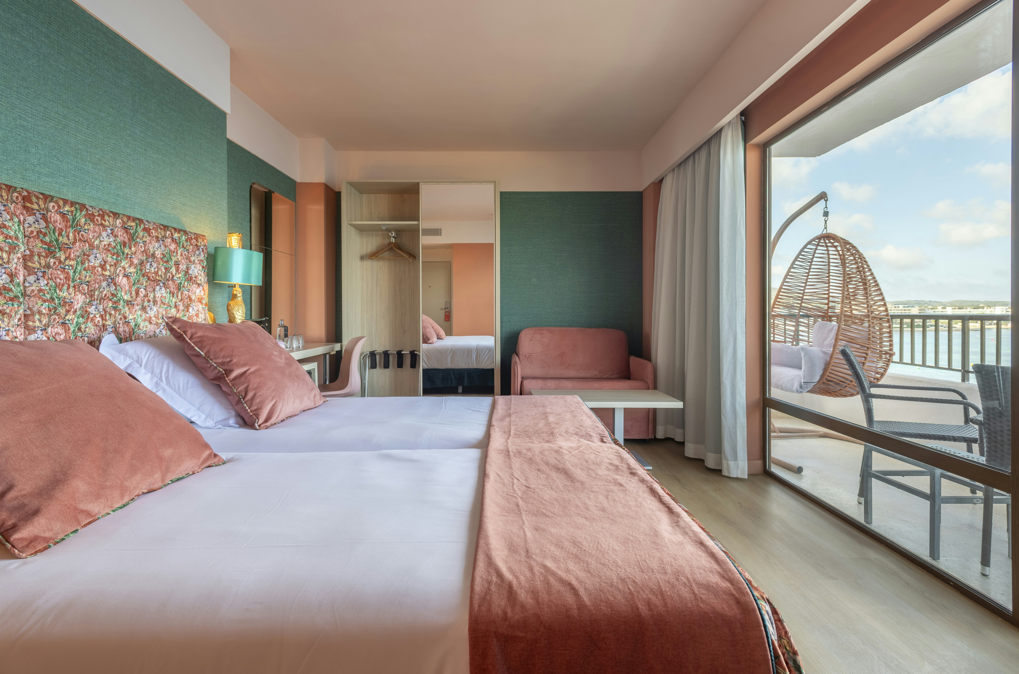 Deluxe, Sea View