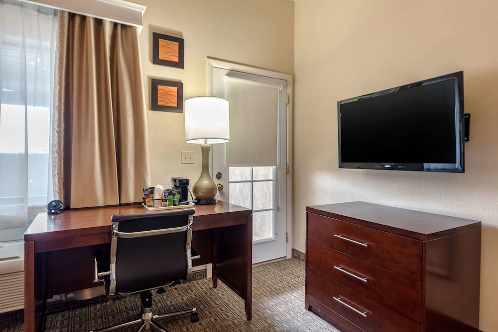 Comfort Inn Suites 61/75