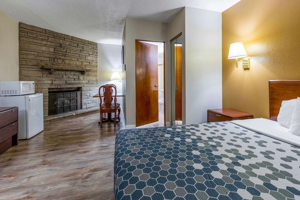 Econo Lodge Inn and Suites On The River 19/61