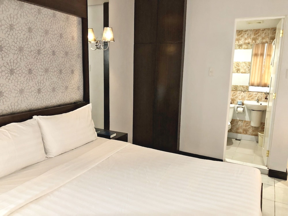Ninong's Hotel 5/41