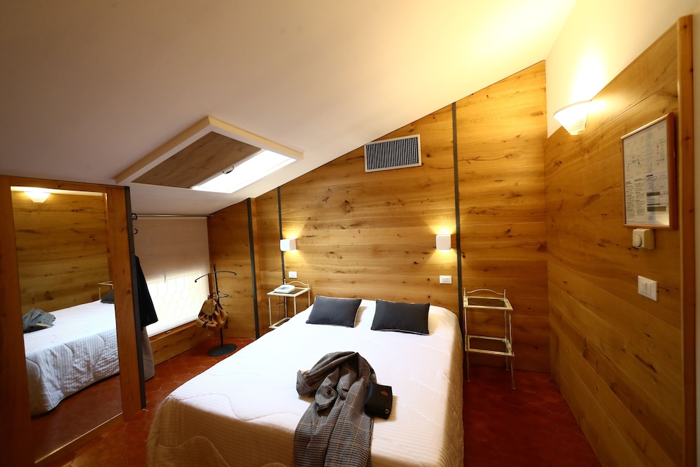Hotel Italia 25/42