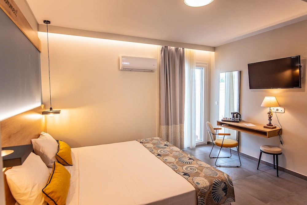 Mythic Summer Hotel 18/74