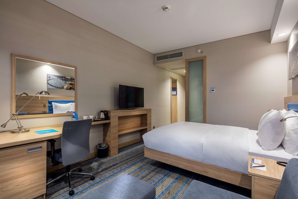 ROOM, QUEEN BED