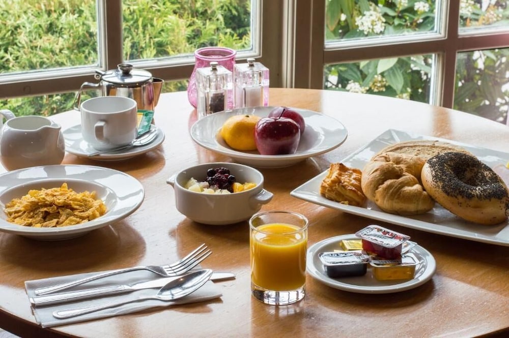 Airport Inn Manchester Hotel and Spa 55/71