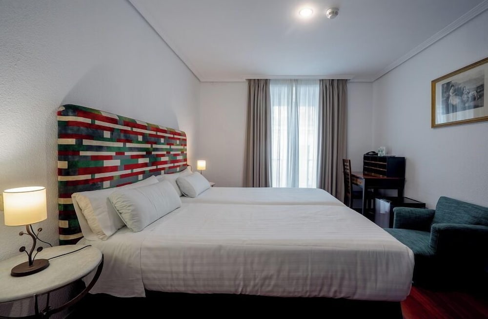 STANDARD, DOUBLE OR TWIN BED, BALCONY