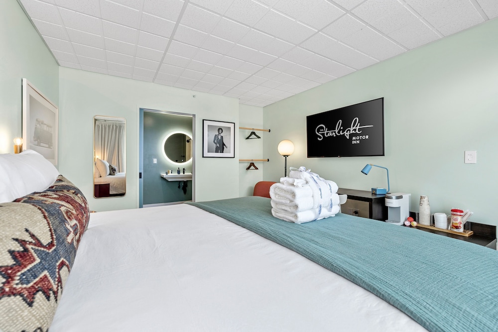 The Starlight Motor Inn 12/44