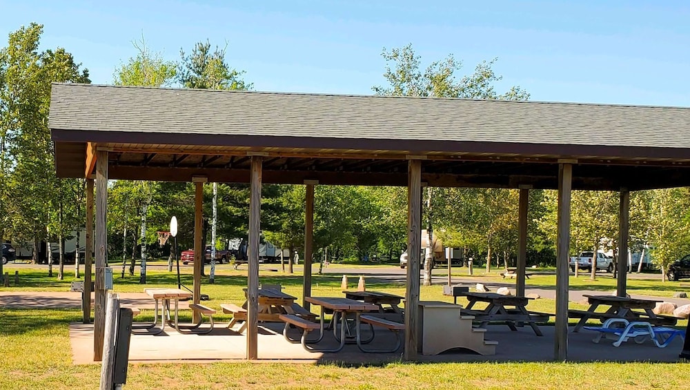 Jasper Ridge Inn Ishpeming 75/75