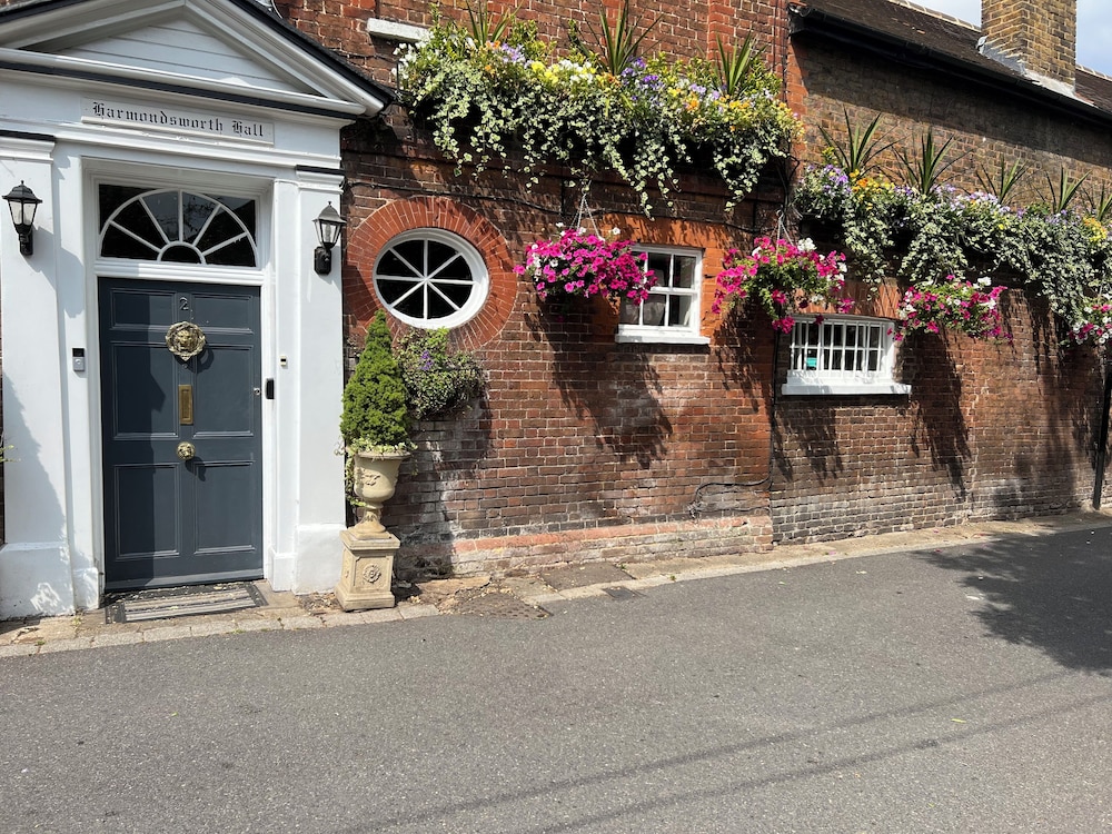 Harmondsworth Hall Guest House Heathrow 25/27