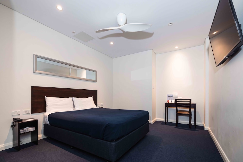 Superior, Queen Bed, No Window