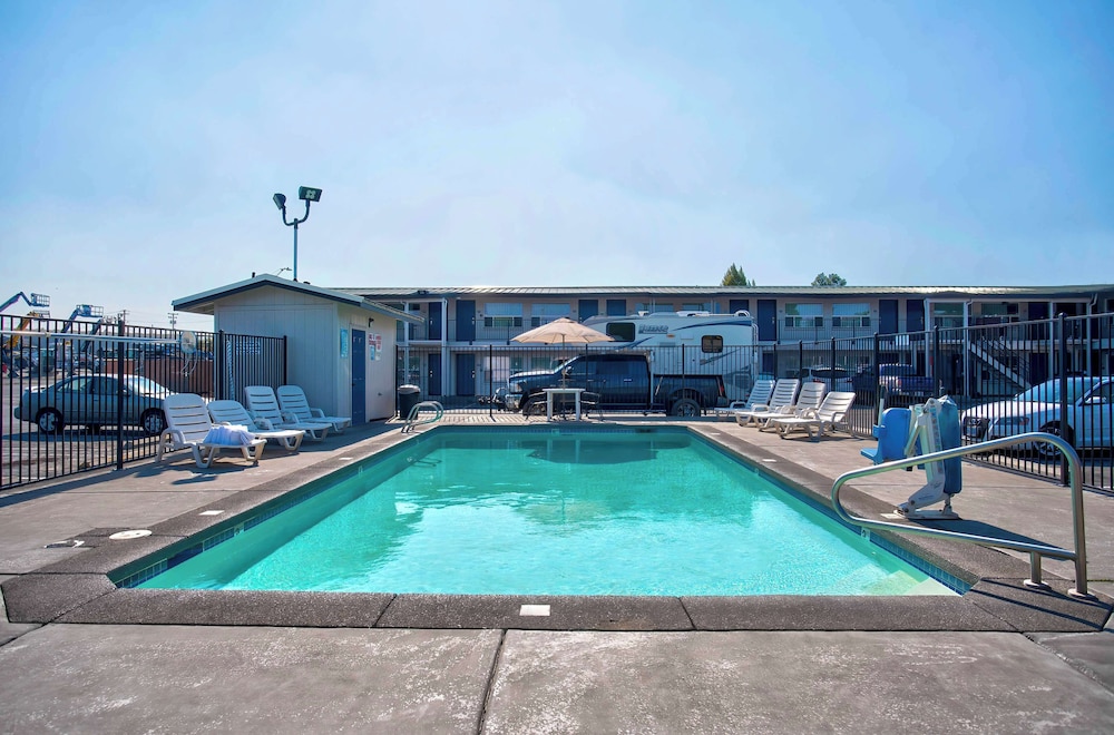 Motel6 Bend, OR 49/58