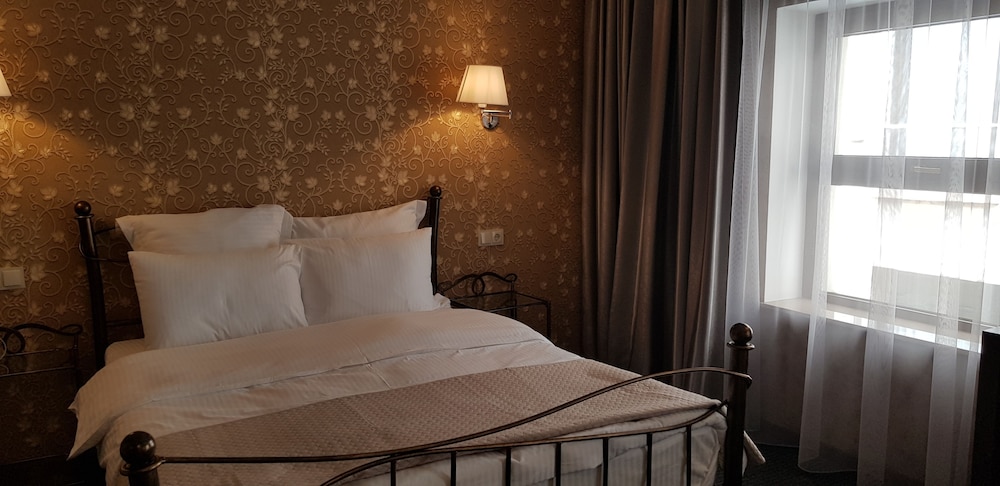 Redline Hotel 25/71