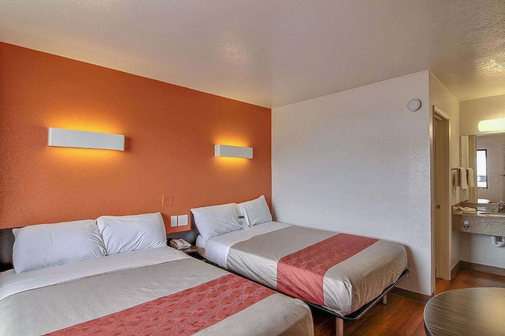 Standard, 2 Double Beds