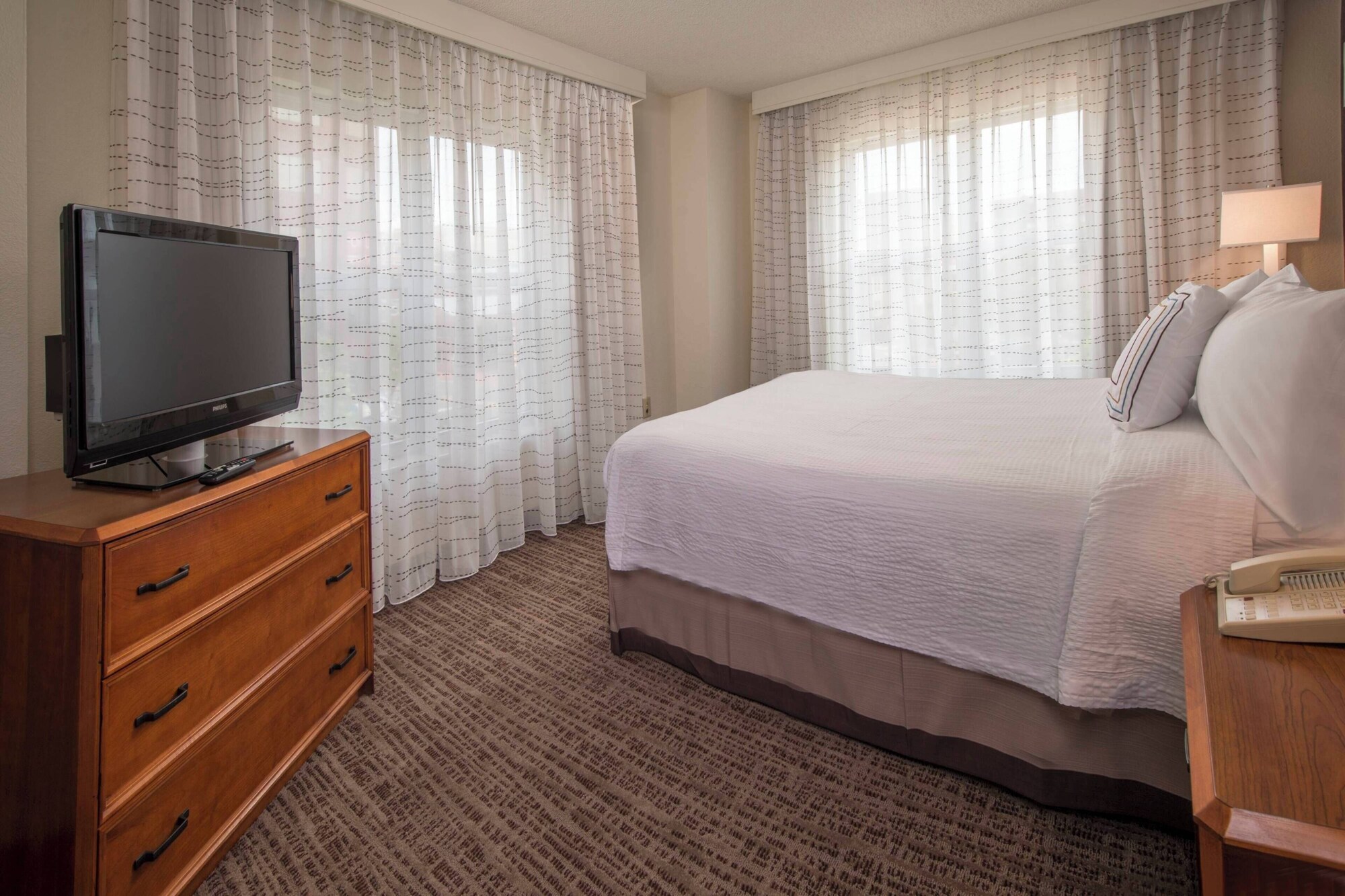 جناح بسرير كوين بغرفة نوم واحدة مع أريكة لذوي الإعاقة، Residence Inn Alexandria Old Town Duke Street 4/7