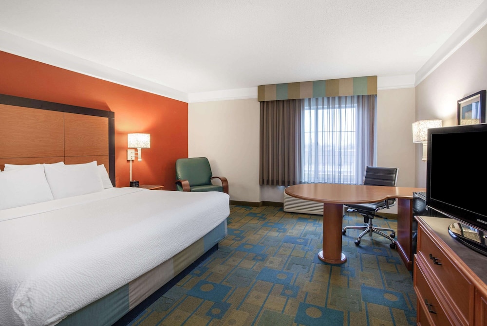 La Quinta Inn & Suites by Wyndham Greensboro NC 15/55