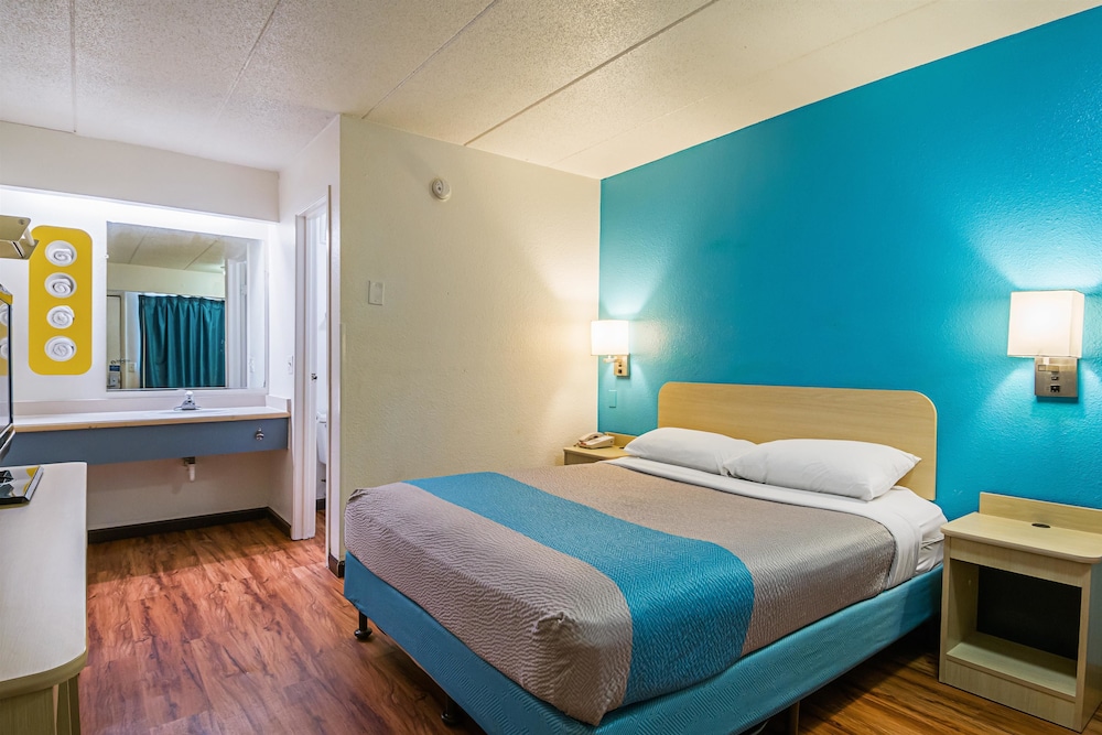 Motel6 Knoxville, TN - North 18/45
