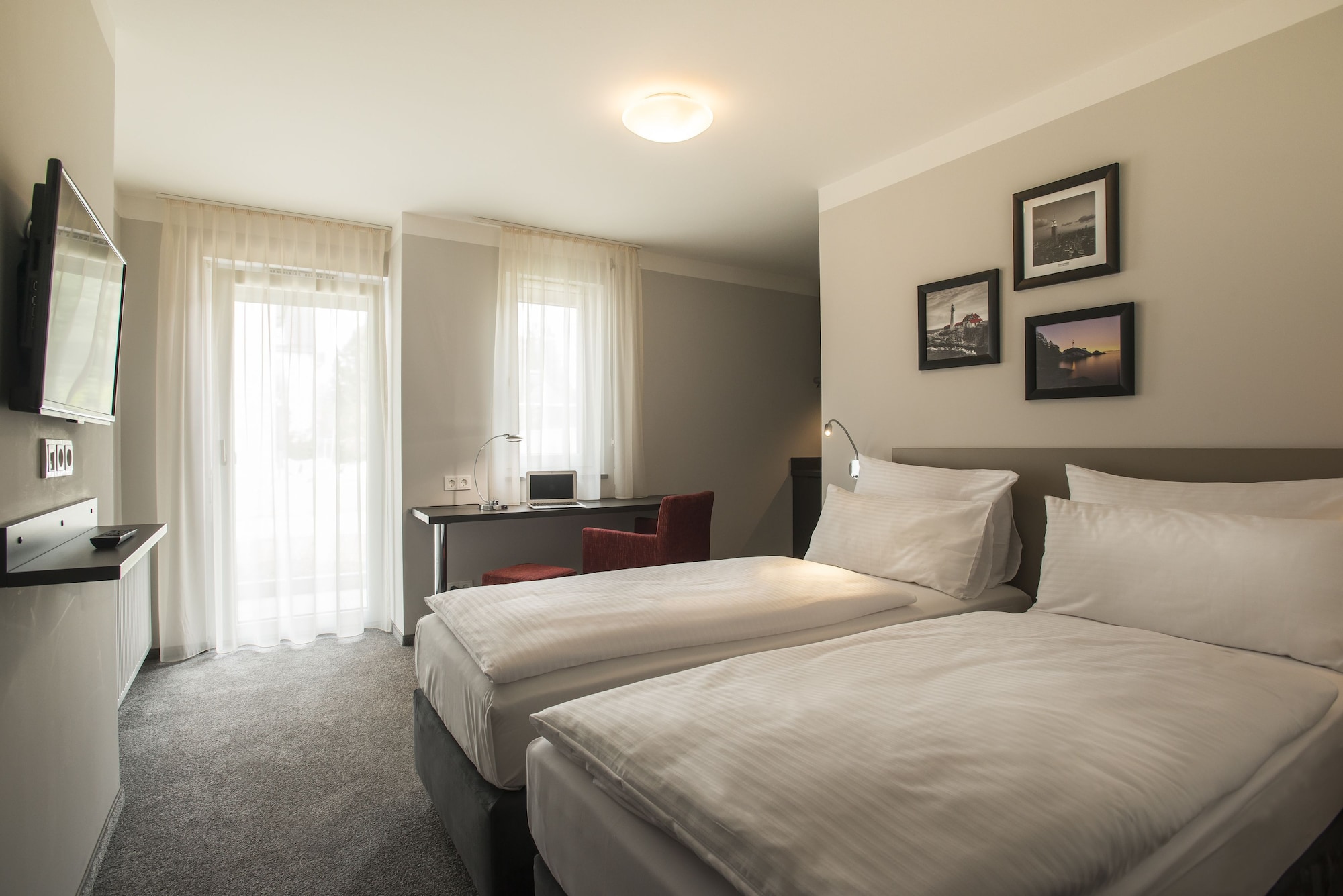 SUPERIOR, APARTMENT, TWIN BEDS