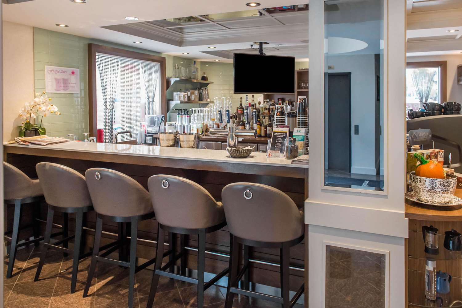 Les Suites Victoria Ascend Hotel Collection 7/11