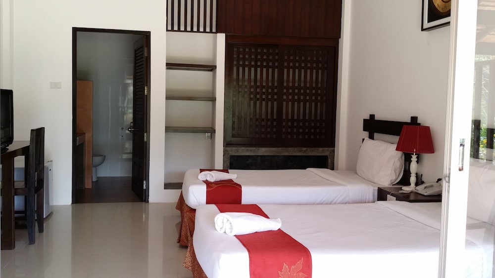 Nana Beach Hotel 20/80