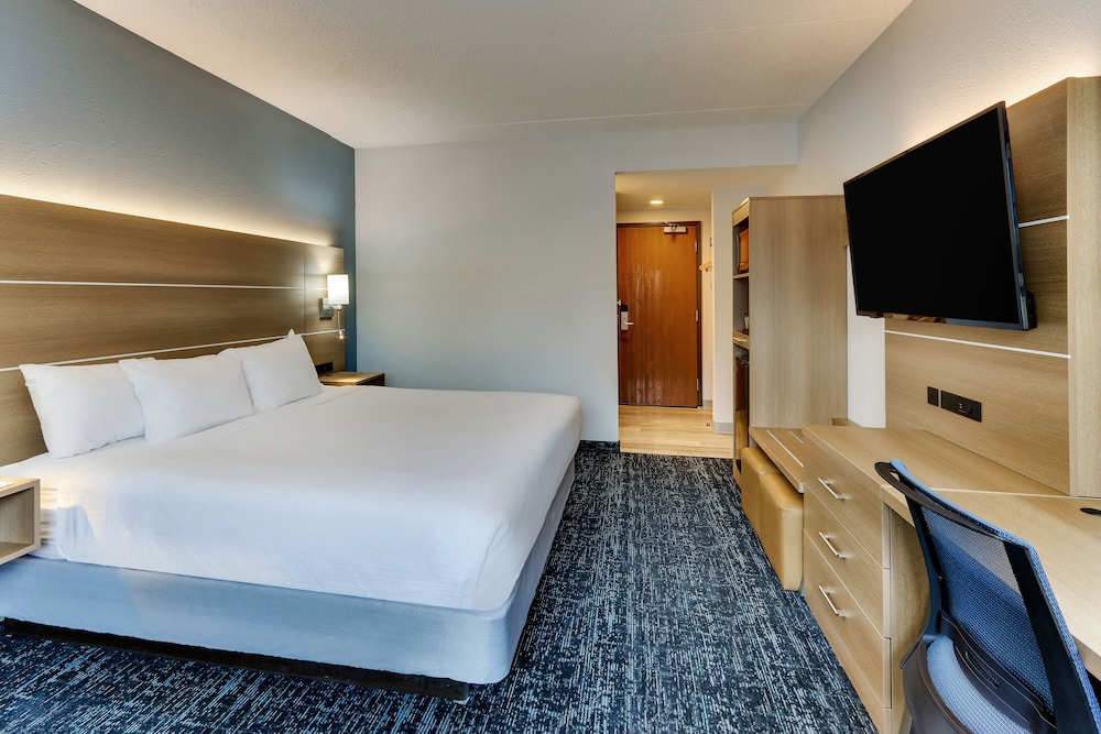 Superior, King Bed, Partial Lake View, Balcony