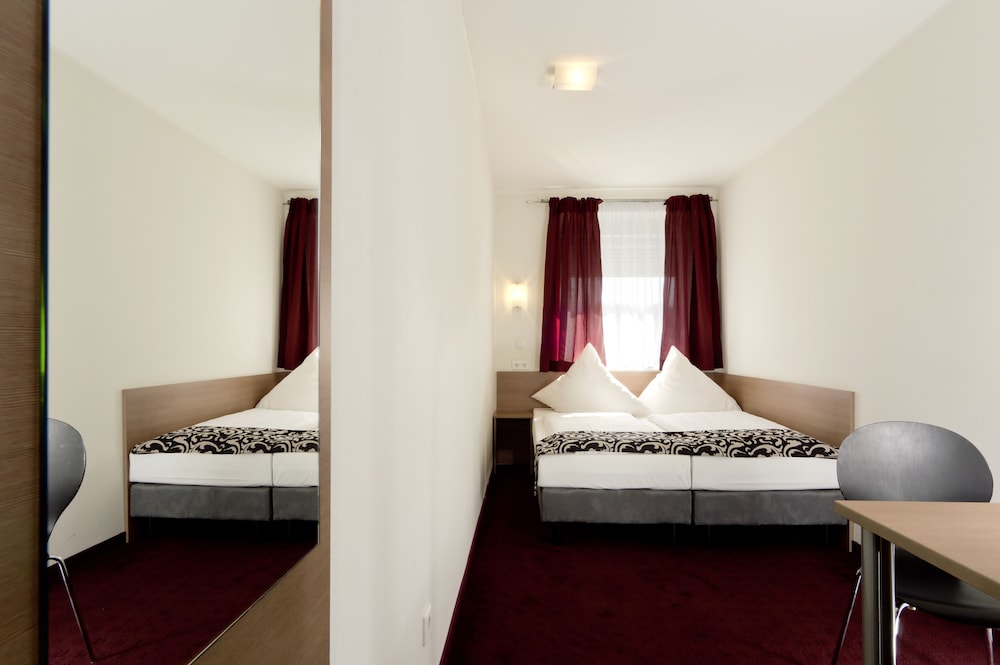 DREAM INN REGENSBURG 12/43