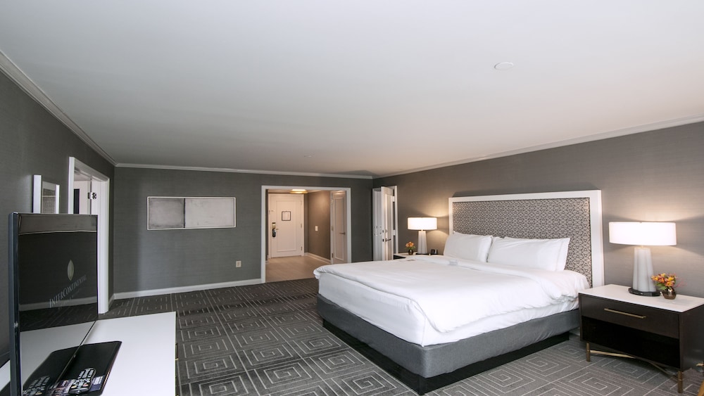 Concierge, Classic, King Bed, Plaza View