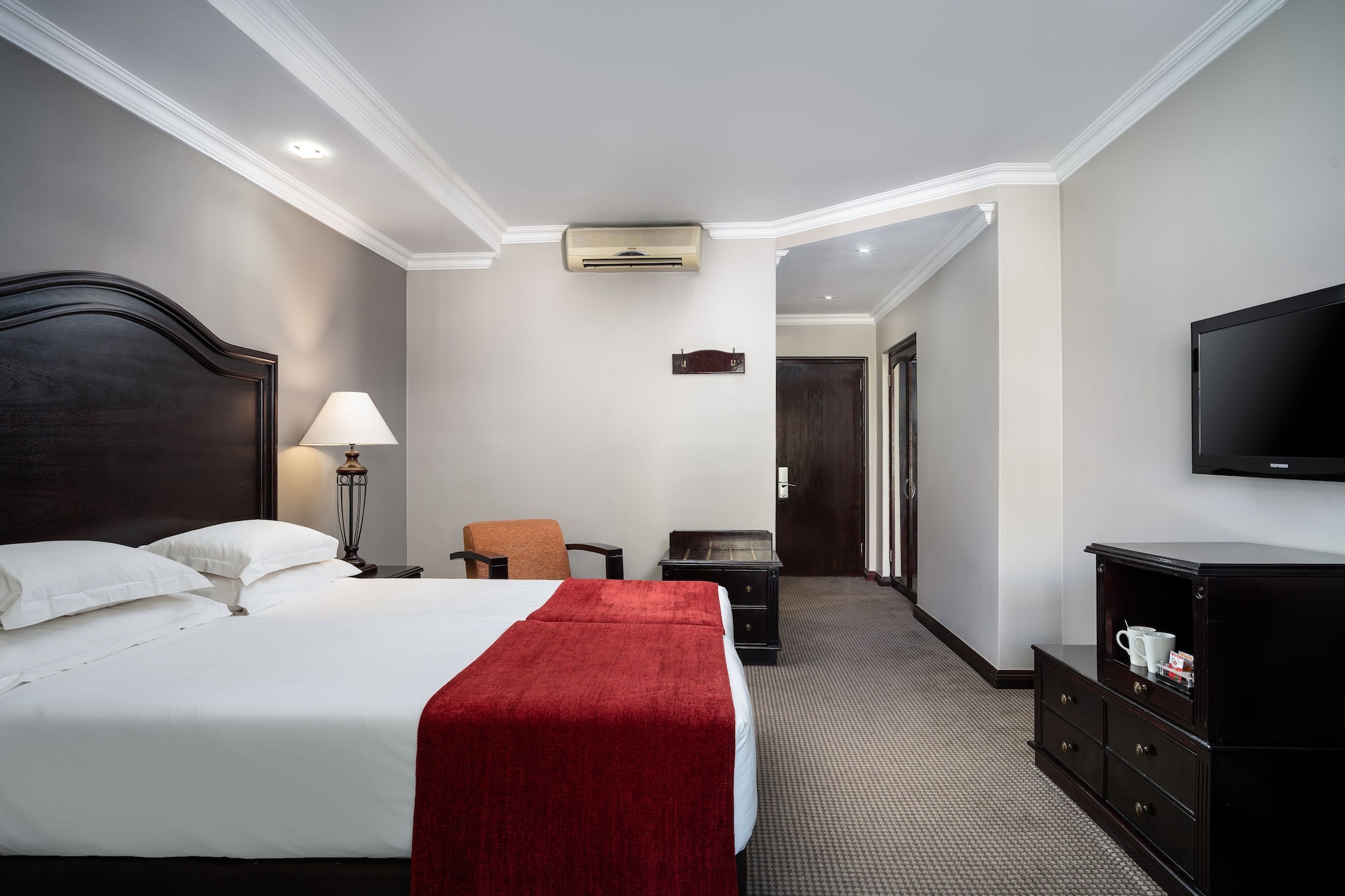 EXECUTIVE, QUEEN BED