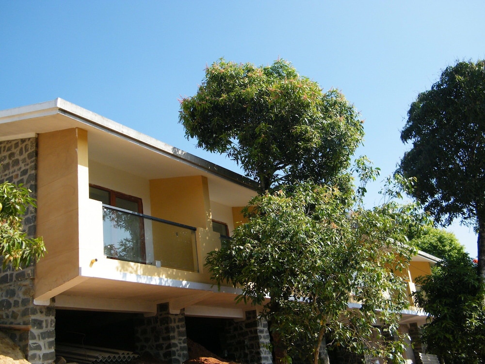 POETREE SAROVAR PORTICO 4/74