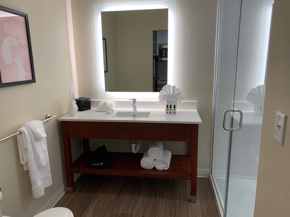 Hawthorn Suites by Wyndham Monahans 14/15