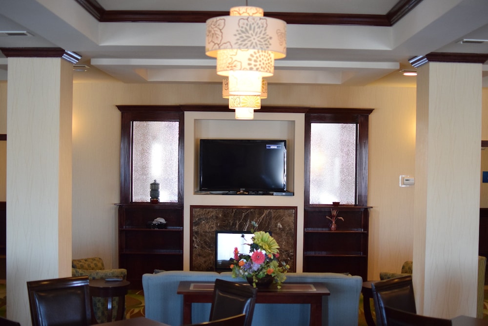 Holiday Inn Express Hotel And Suites Pratt 5/55