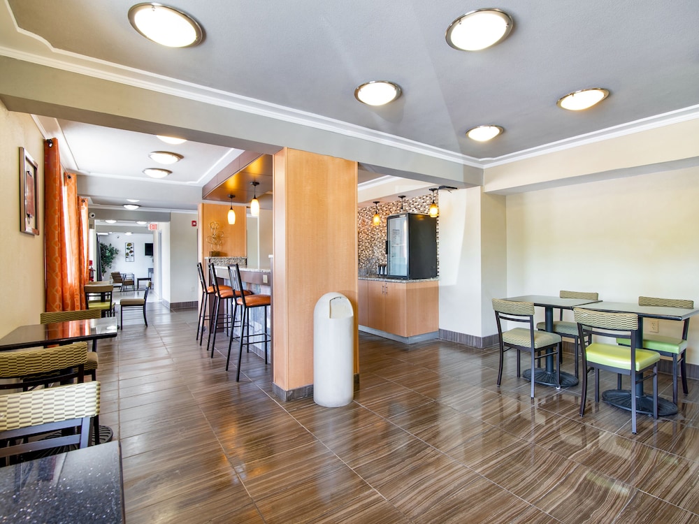 Days Inn & Suites by Wyndham Indianapolis Airport East 15/28