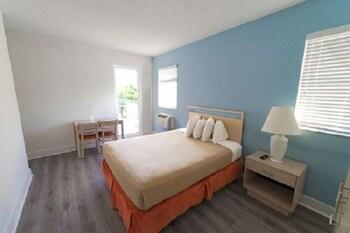 TOWER, OCEAN, SURF, ECONOMY, KING BED, BALCONY