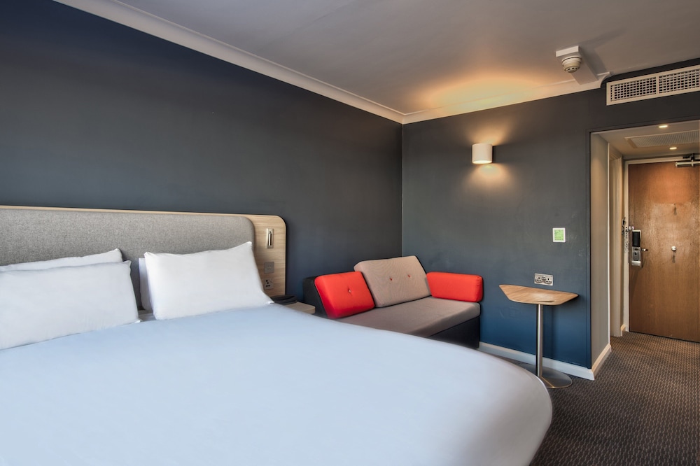 Holiday Inn Express Edinburgh City West 13/52