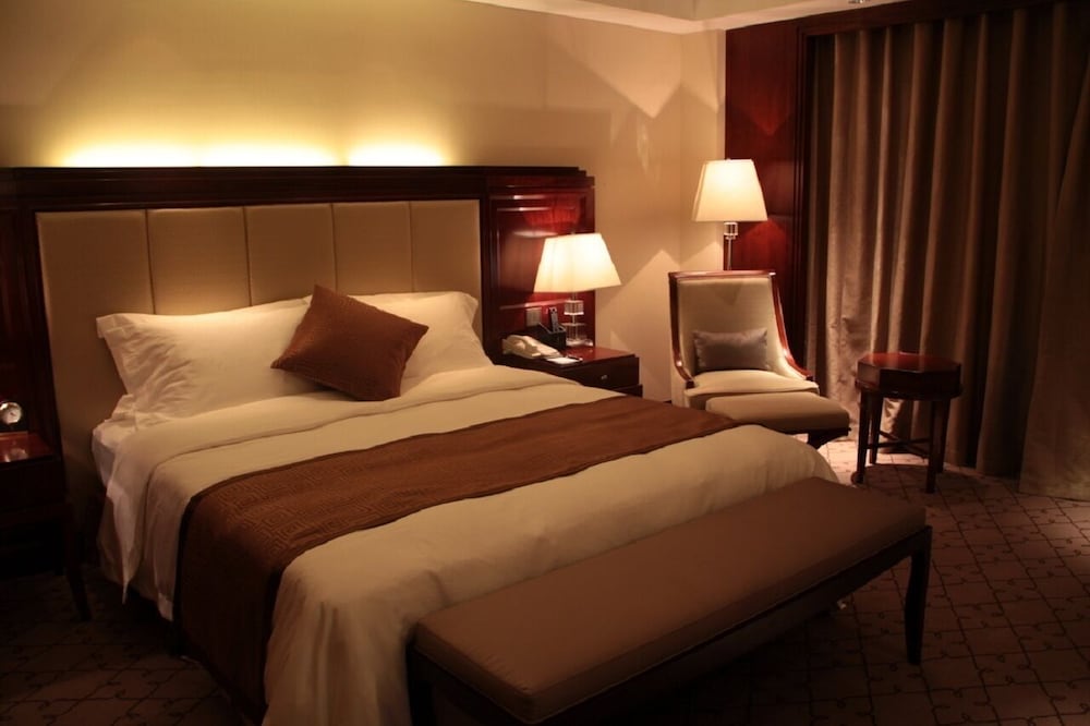 DELUXE, TWIN BEDS, LAKE VIEW