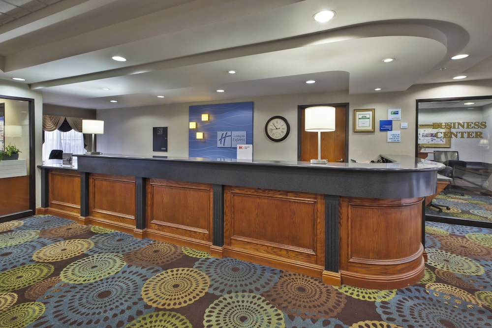 Holiday Inn Express & Suites Belleville (Airport Area) 5/50