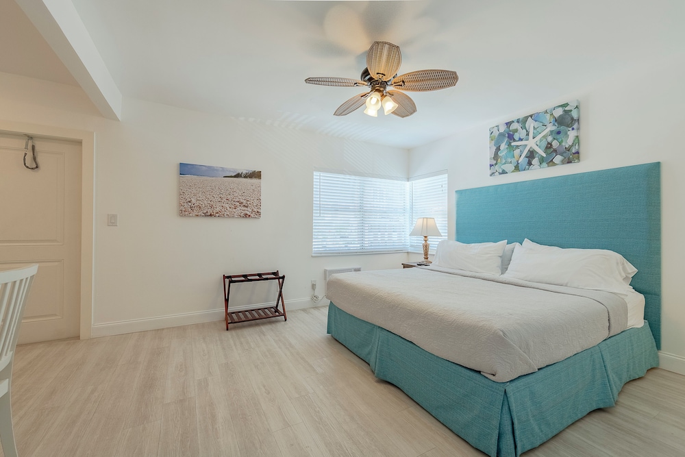 PLUS, DELUXE, KING BED