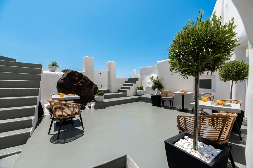 TWENTY ONE SUITES 40/60