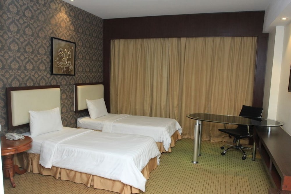The Tres Hotel 25/67