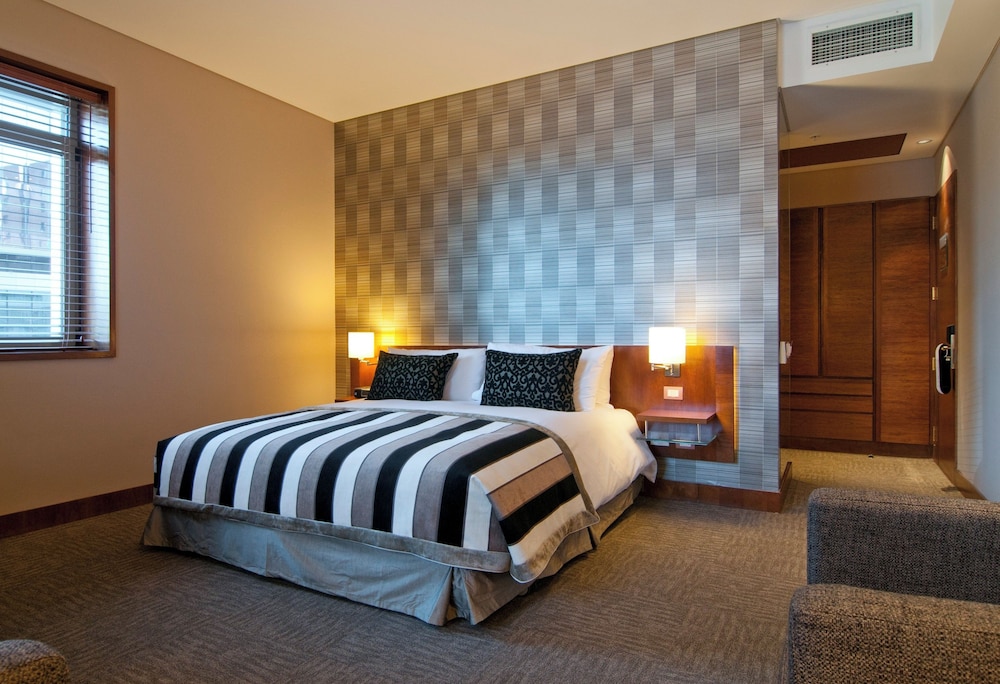 Room, King Bed, Club Lounge Access