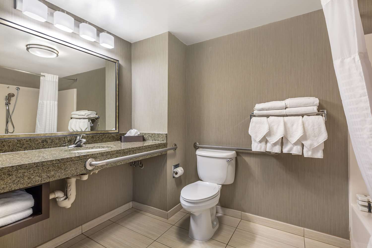 غرفة بسريرين كوين لذوي الإعاقة، Comfort Inn & Suites Logan International Airport 3/3