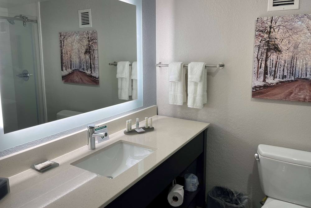 La Quinta Inn and Suites by Wyndham Jonesboro 24/26
