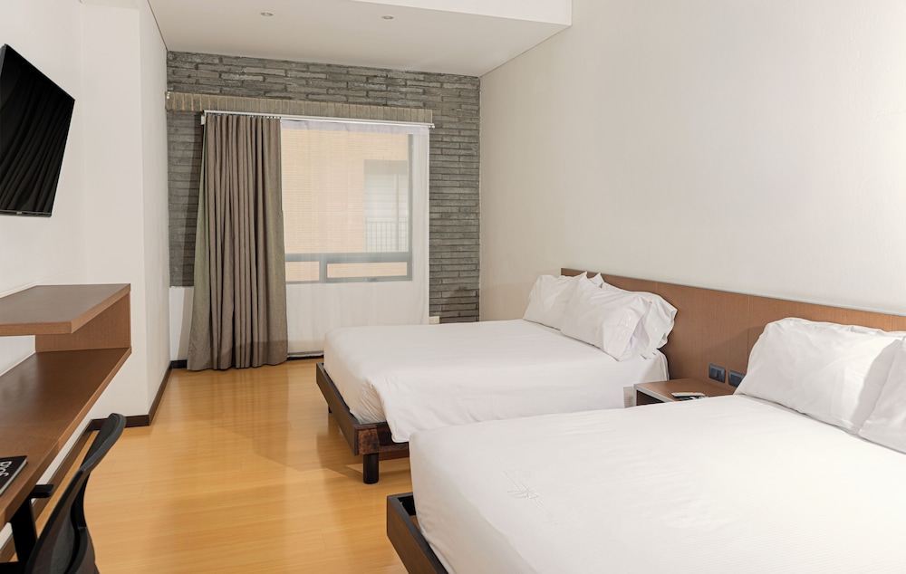 STANDARD, 2 DOUBLE BEDS