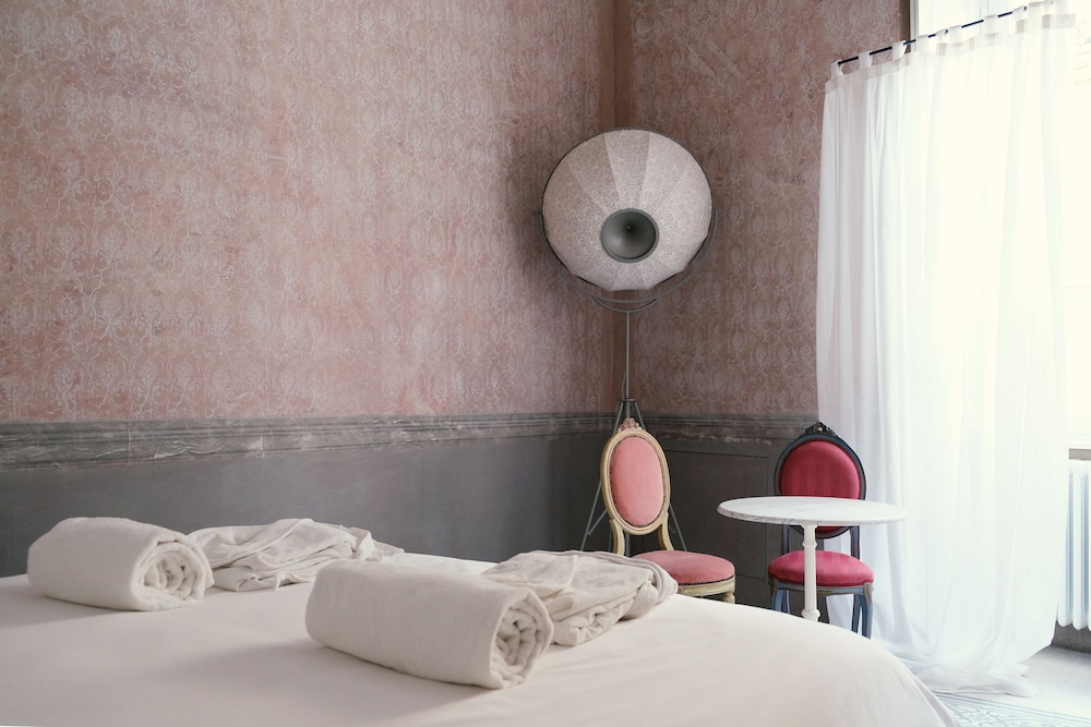 Rosa, Executive, King Bed, City View