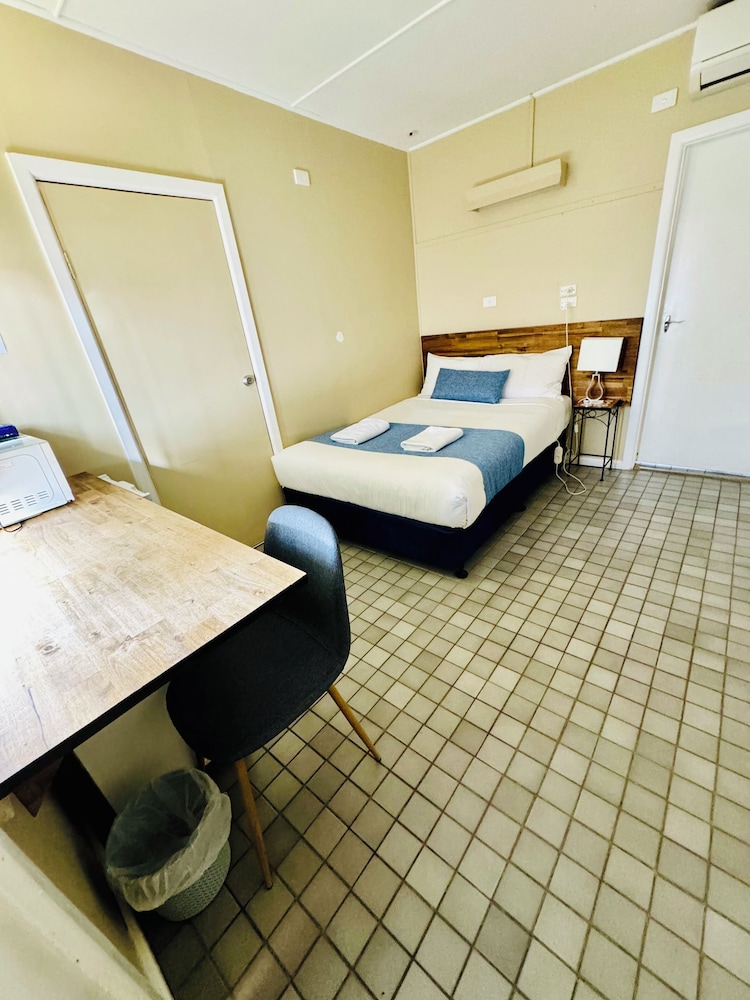 ARDEANAL MOTEL 27/48