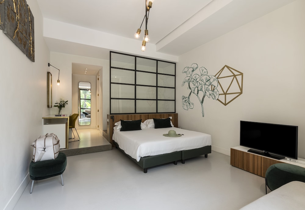 DELUXE, DOUBLE OR TWIN BED